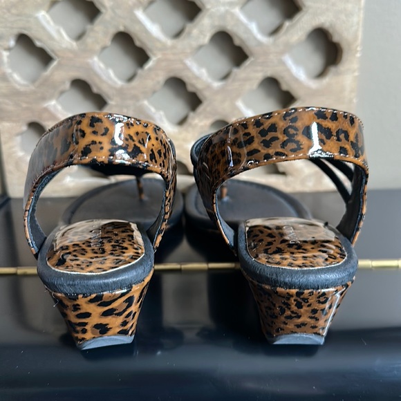 NEW! DONALD J PLINER LEOPARD WEDGE SANDALS - Picture 4 of 10